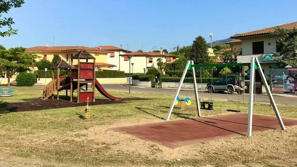 Nuovi scivoli e altalene nei parchi giochi dedicati ai più piccoli