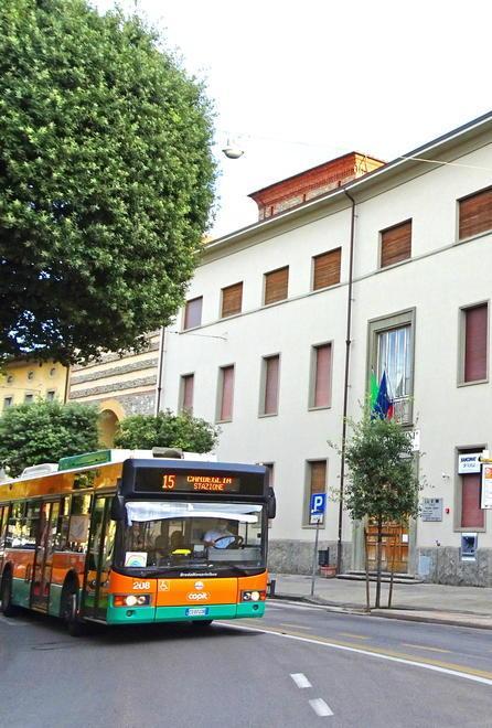 Più bus e spazi in affitto contro le classi pollaio 