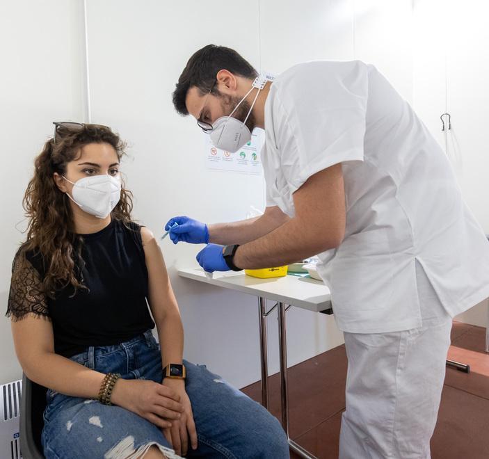 Lido Spina, vaccinarsi in vacanza Per i giovani c’è l’Happy Pfizer