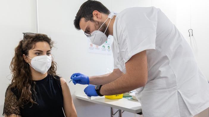 Lido Spina, vaccinarsi in vacanza Per i giovani c’è l’Happy Pfizer