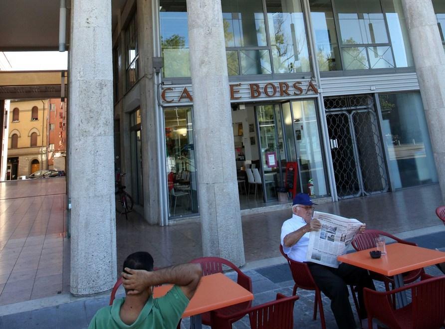 Ammette il furto al bar e “scagiona” l’amico che lo accompagnava