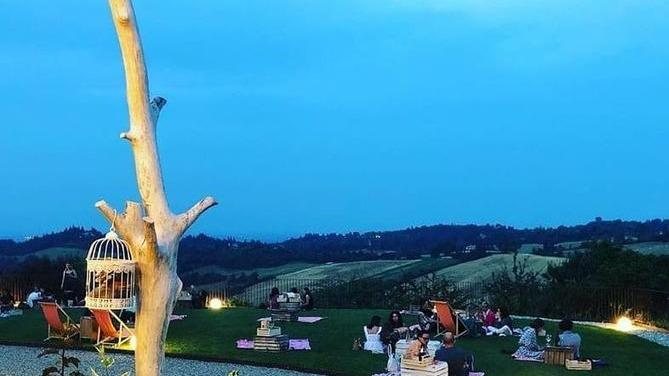 Aperitivi e cene negli agriturismi e i reggiani fuggono dalla città