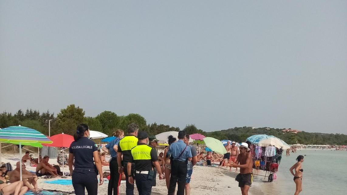 Alterco turista-ambulante, sfiorata la rissa a Cala Brandinchi
