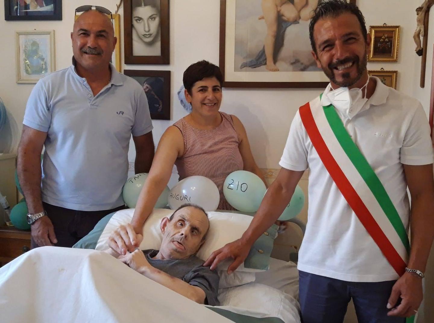 Codrongianos in festa per i 76 anni di zio Nanni 