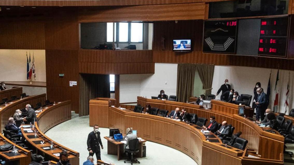 Sì all’assestamento tecnico Scambi d’accuse sui ristori