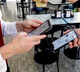 Stretta sulle discoteche camuffate La normativa sui green pass non aiuta