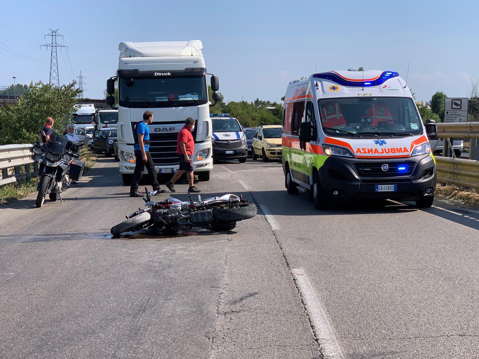  Modena. Profonda buca in tangenziale: cade e rischia di essere travolto