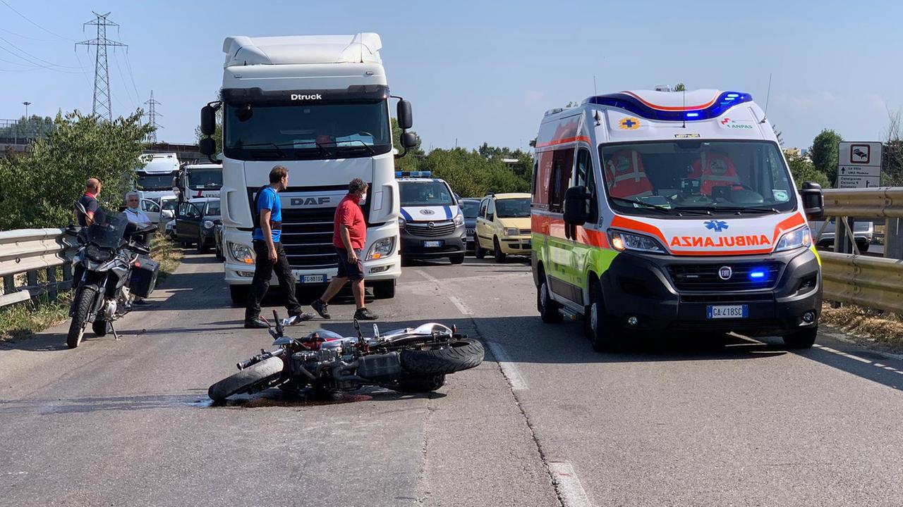 Modena. Profonda buca in tangenziale: cade e rischia di essere travolto