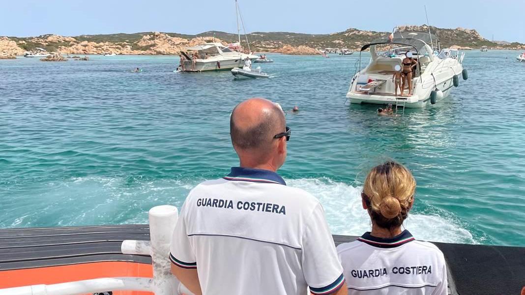 La Maddalena, noleggiatori abusivi e barche senza ticket di accesso: 160mila euro di multe