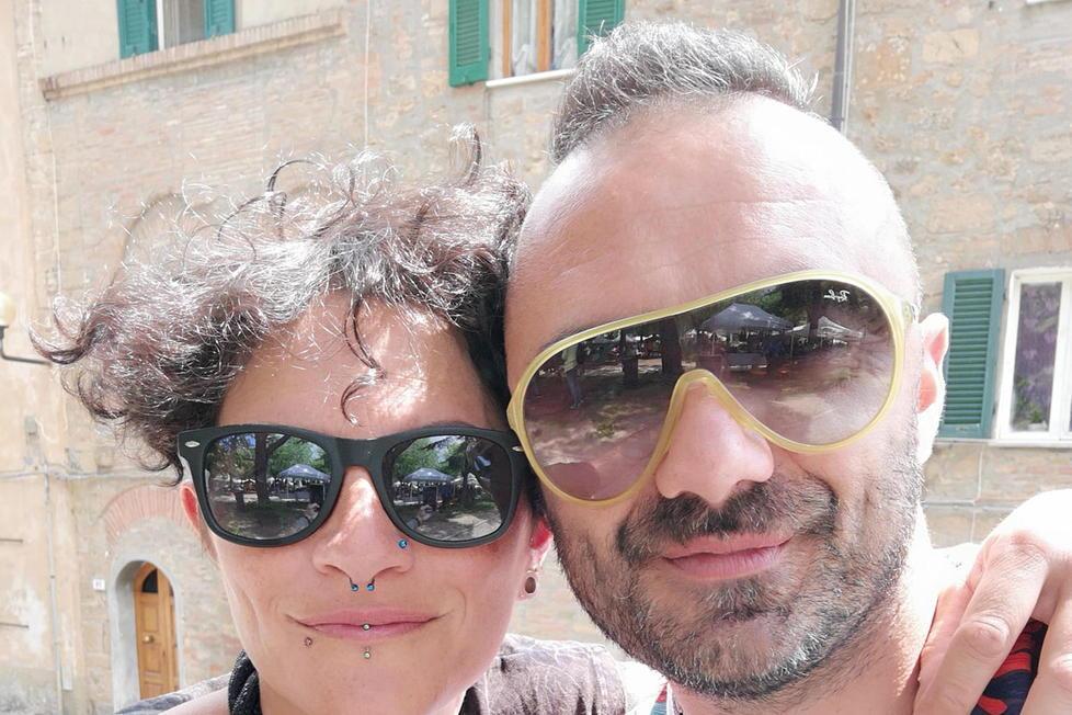 La furia del compagno dopo la cena romantica e quelle liti ascoltate dai vicini: cosa sappiamo del femminicidio di Monterotondo Marittimo