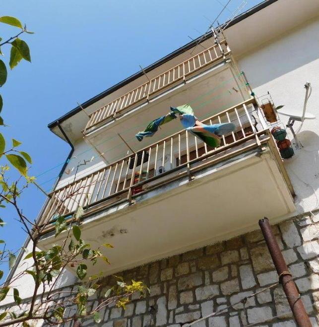 Il balcone dell'abitazione di Nicola Stefanini e Silvia Manetti, nella borgata Santa Lucia