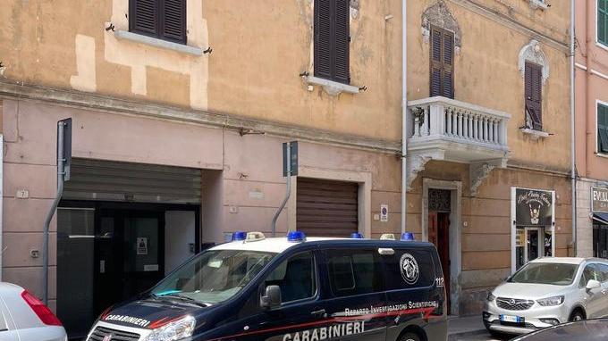 Il mezzo dei carabinieri del reparto investigazioni scientifiche in via Cellini