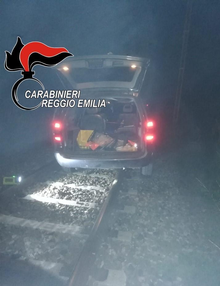 Viaggia con l'auto sui binari per oltre un chilometro, chiusa la tratta ferroviaria