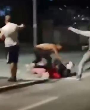 Un momento della rissa ripresa da un passante e postato sui social