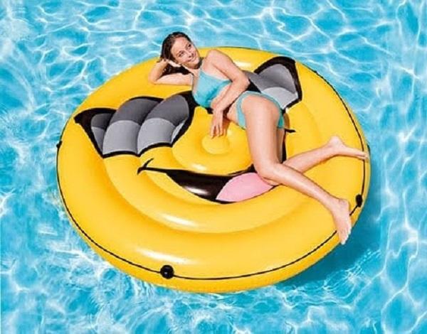 Un super materassina da mare a forma di emoji