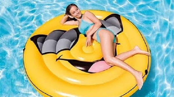 Un super materassina da mare a forma di emoji