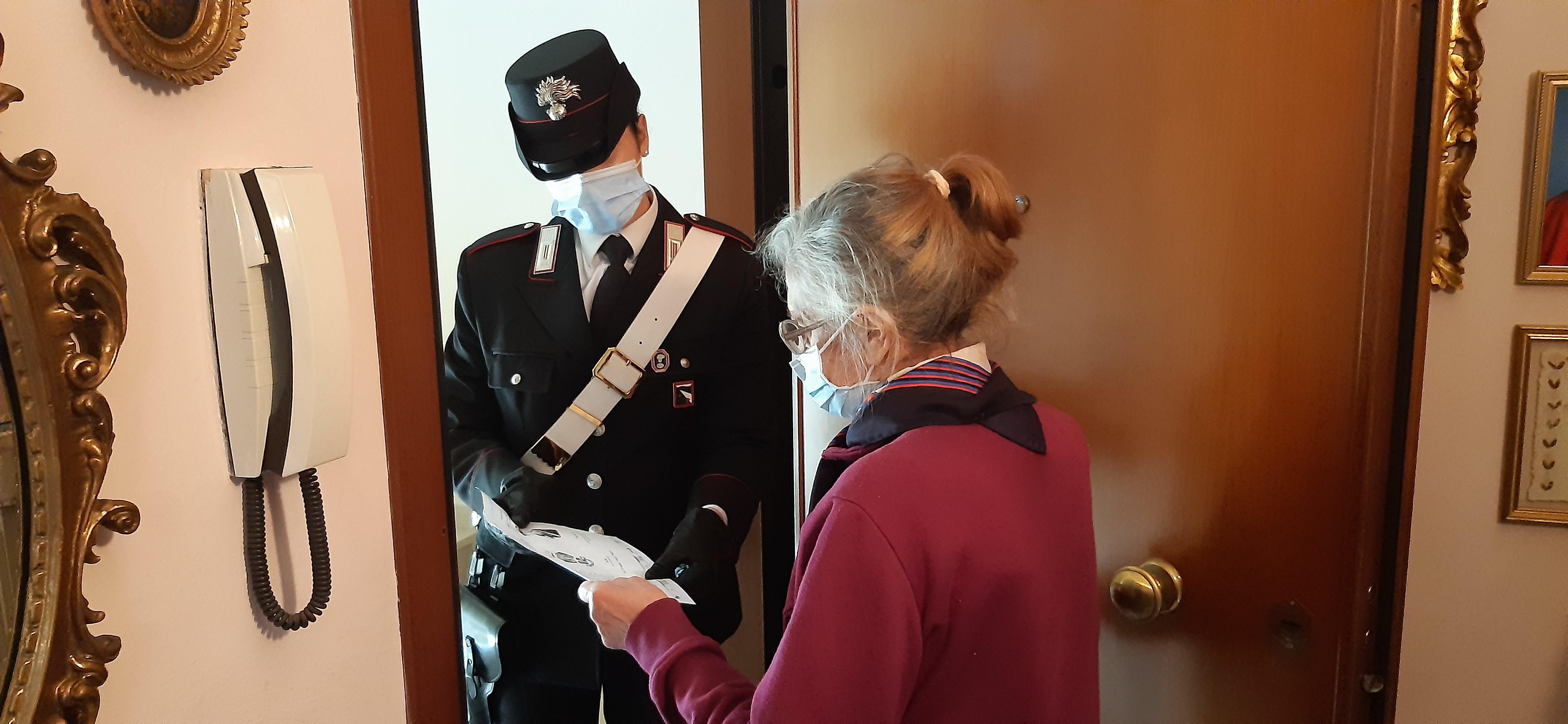 La consegna del depliant anti truffe agli anziani che i carabinieri della Compagnia di Guastalla portano a domicilio