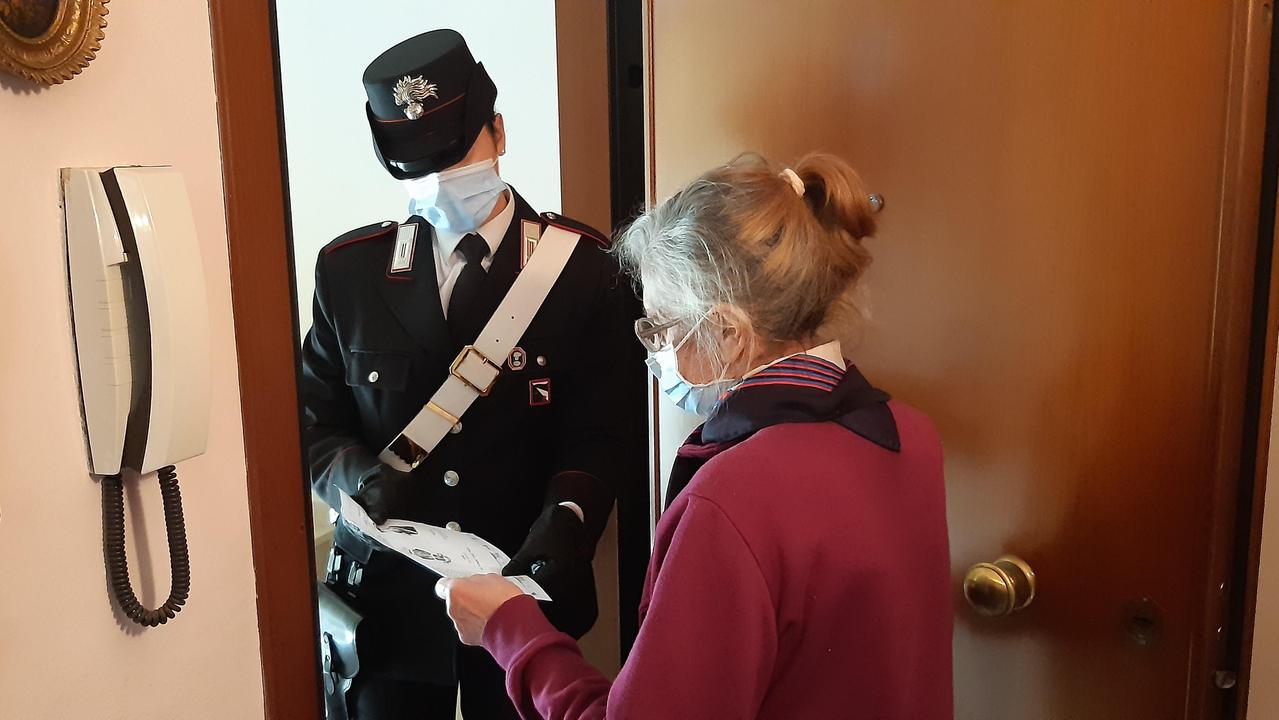 La consegna del depliant anti truffe agli anziani che i carabinieri della Compagnia di Guastalla portano a domicilio