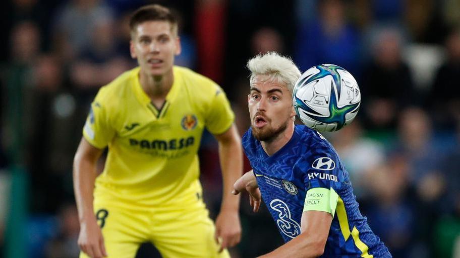 Jorginho con capelli biondo platino (o d'oro...) durante la Supercoppa Europea vinta ai calci di rigore con il Chelsea