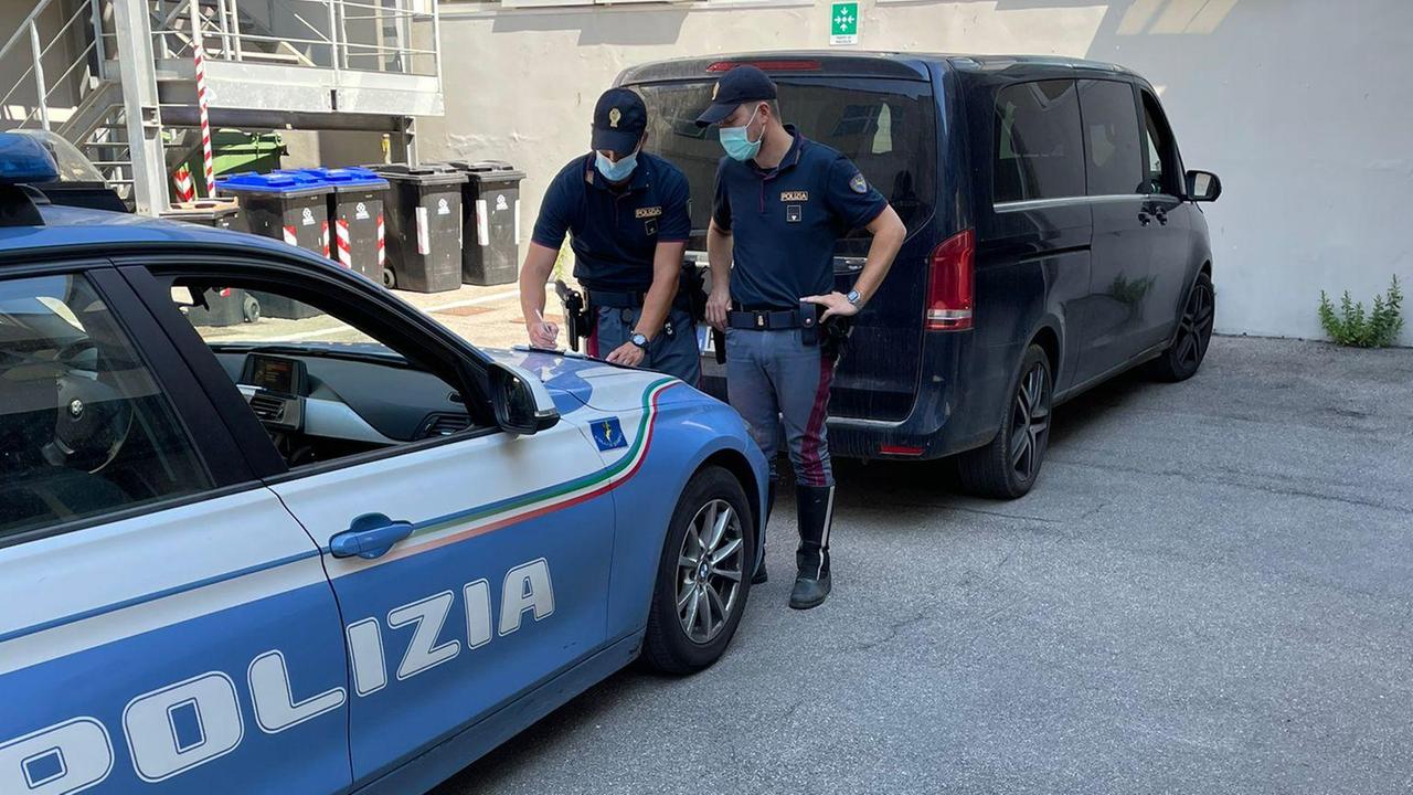 Il minivan fermato dalla polizia stradale