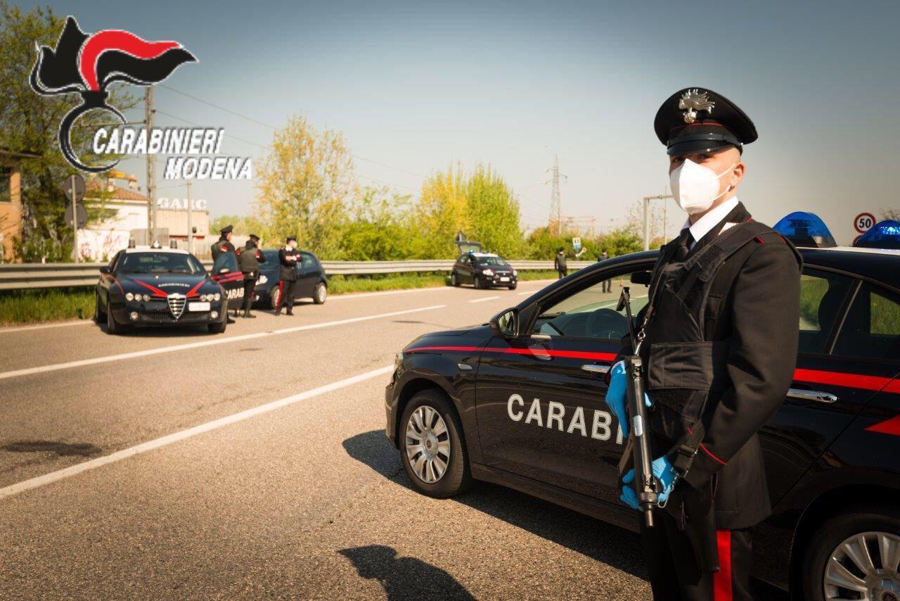 Carpi, le ritirano la patente. Non ci sta e calcia un vaso contro i carabinieri. Arrestata