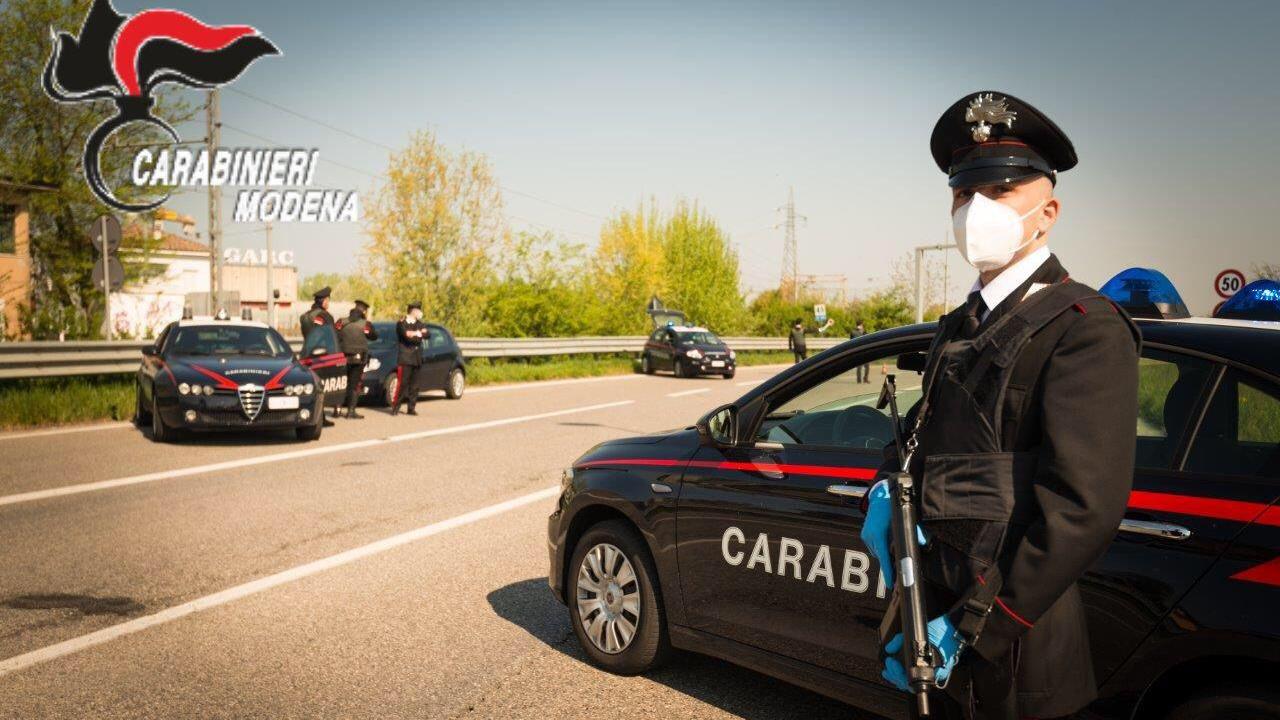 Carpi, le ritirano la patente. Non ci sta e calcia un vaso contro i carabinieri. Arrestata