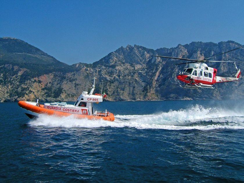 Due mezzi della guardia costiera