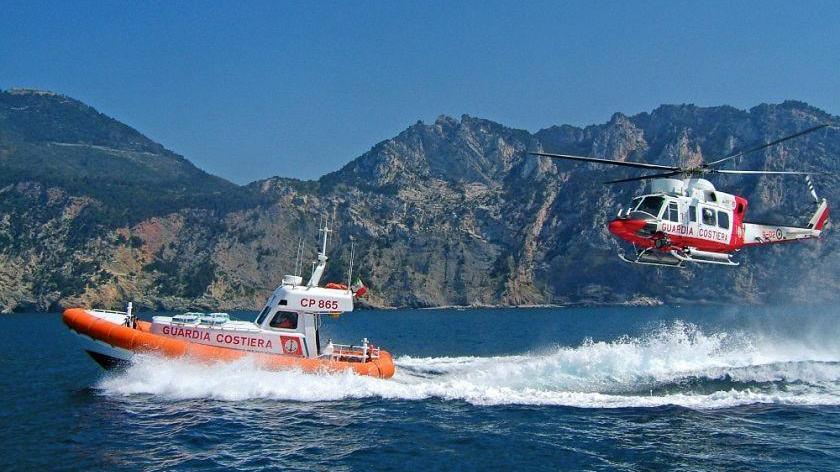 Due mezzi della guardia costiera