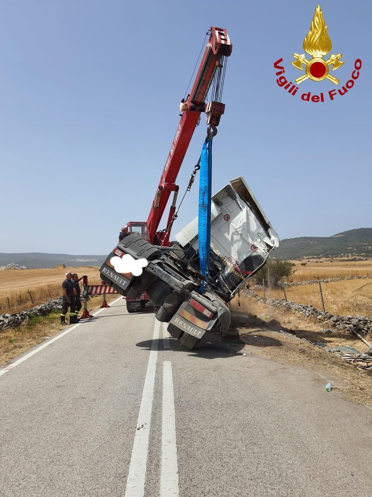 Autoarticolato si ribalta sulla Ozieri-Chiaramonti: intervengono i vigili del fuoco