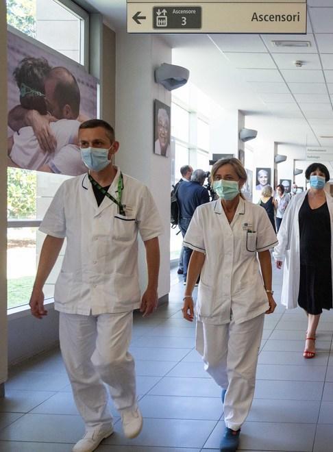 Infermieri e medici in ospedale a Pistoia in una foto d'archivio