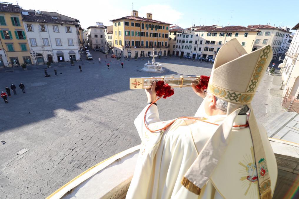 La cerimonia dell’Ostensione in una piazza del Duomo deserta durante il coprifuoco per il Covid
