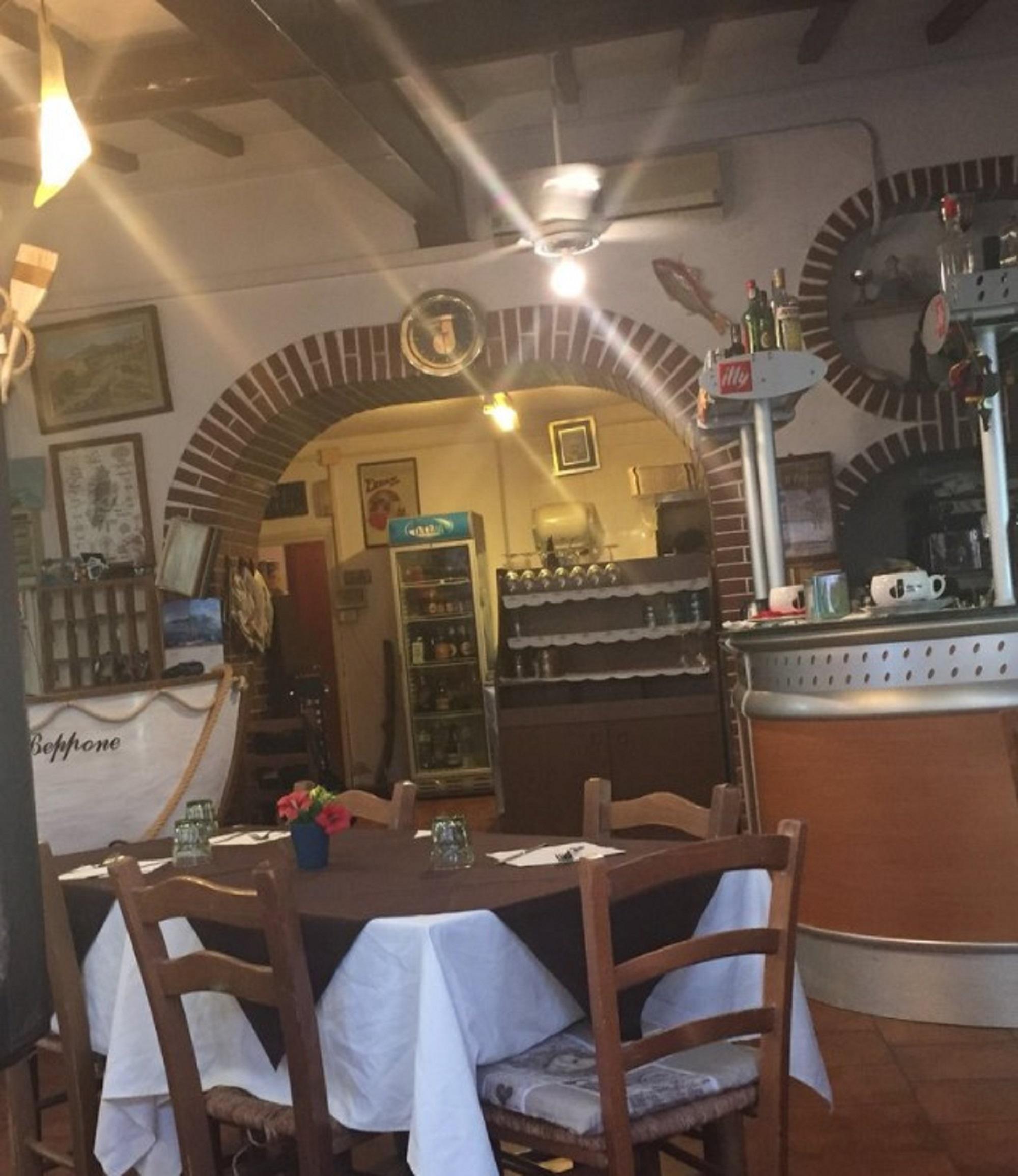 L'interno del ristorante "Da Beppone" di Capraia, teatro delle violenze
