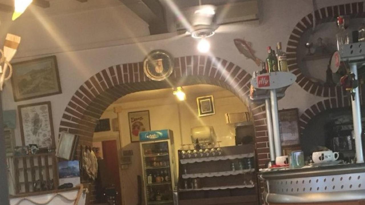 L'interno del ristorante "Da Beppone" di Capraia, teatro delle violenze