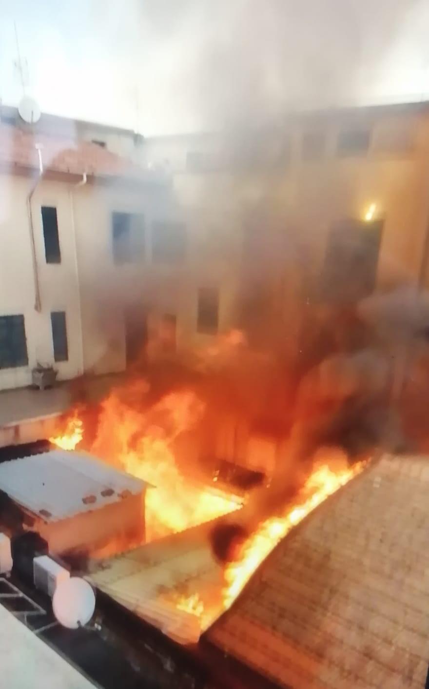 L'incendio divampato nella corte interna