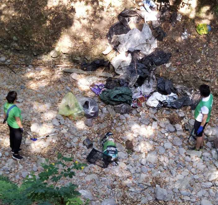 Neanche il caldo estivo ferma i ragazzi che raccolgono rifiuti 