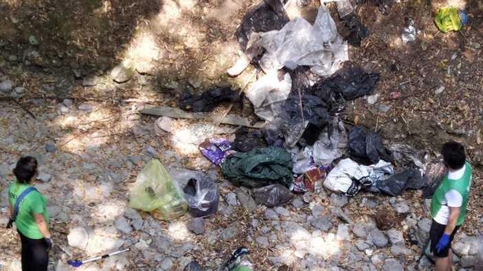 Neanche il caldo estivo ferma i ragazzi che raccolgono rifiuti