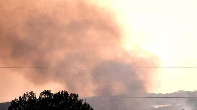 Incendio di torba in mezzo al padule