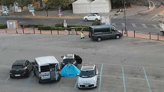 In canadese tra le auto parcheggiate all’Alto Fondale