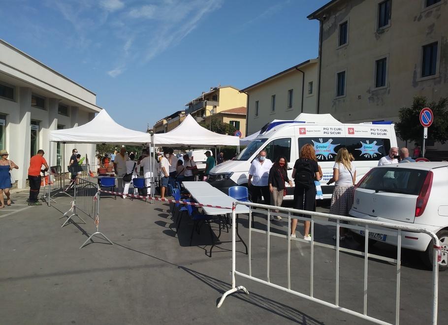 Tanti giovani turisti in fila per il vaccino sul lungomare davanti al camper 