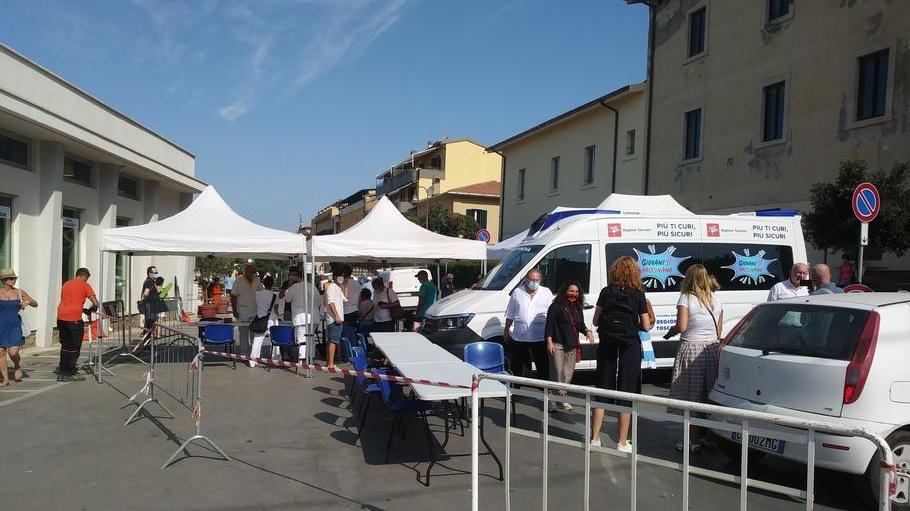 Tanti giovani turisti in fila per il vaccino sul lungomare davanti al camper