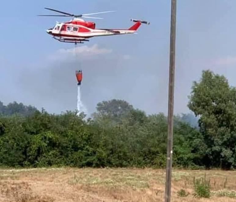 Un altro incendio lungo la ferrovia, treni in tilt 