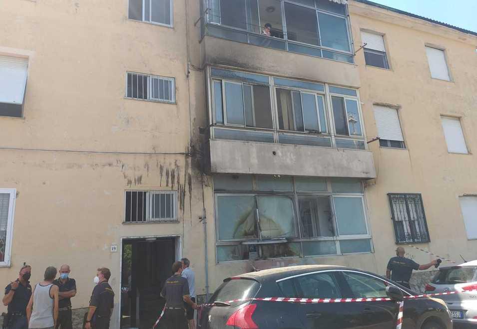 Cosparge di benzina un motorino e lo brucia «Avrà avuto 40 anni, è fuggito con la tanica» 
