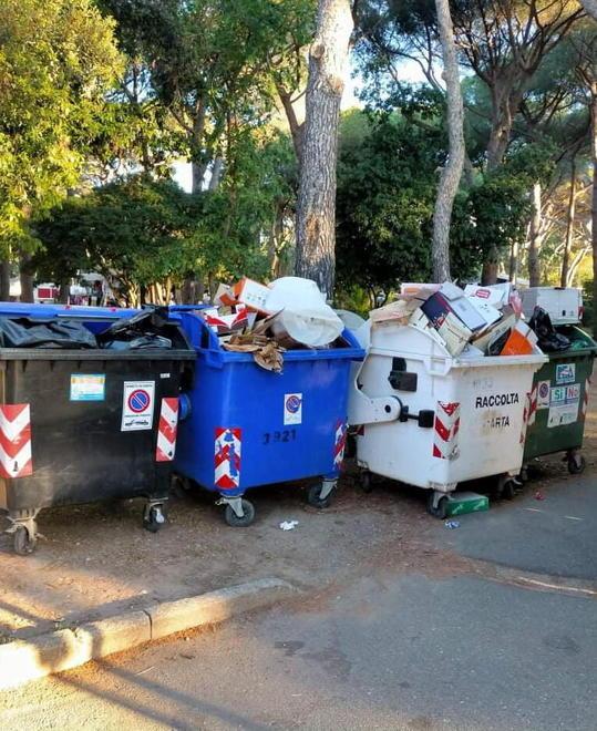 Rifiuti sugli stalli del mercato la protesta degli ambulanti 