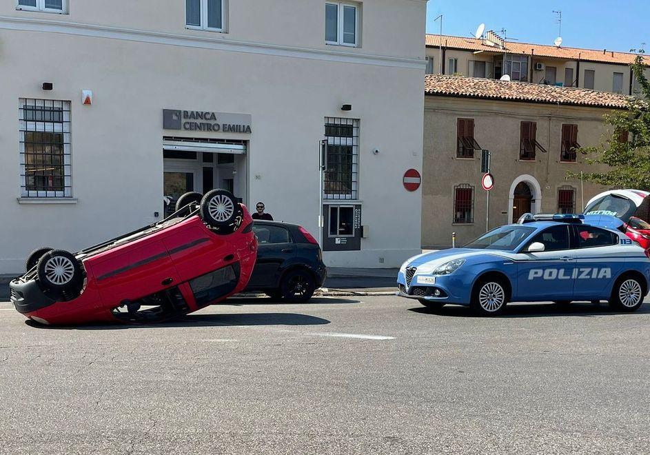 Auto si ribalta nello scontro