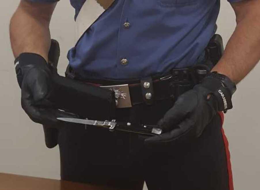 Gira in centro storico armato di coltello Denunciato un 18enne