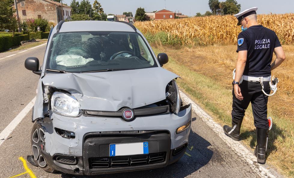 Schianto frontale fra auto Due donne portate all’ospedale