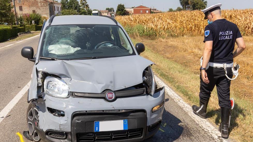 Schianto frontale fra auto Due donne portate all’ospedale