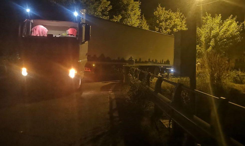 Tir incastro sul ponte Autista multato e pagherà anche la gru