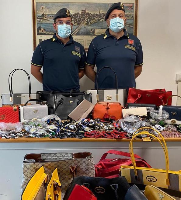 Nascoste sotto la sabbia c’erano etichette e borse false 