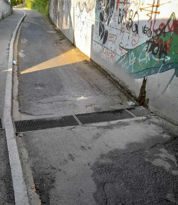 Bollitora, sottopasso «Buche, rattoppi e muri imbrattati»